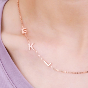 Collana con iniziale laterale personalizzata, regali per la festa della mamma, per la mamma, per lei